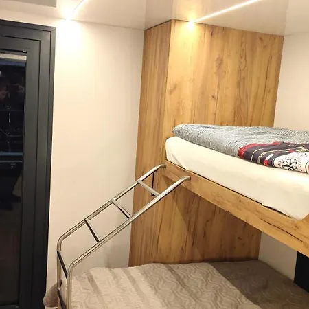 Houseboat Water King Plywajacy Dom Na Wodzie, 7 Os Apartment *